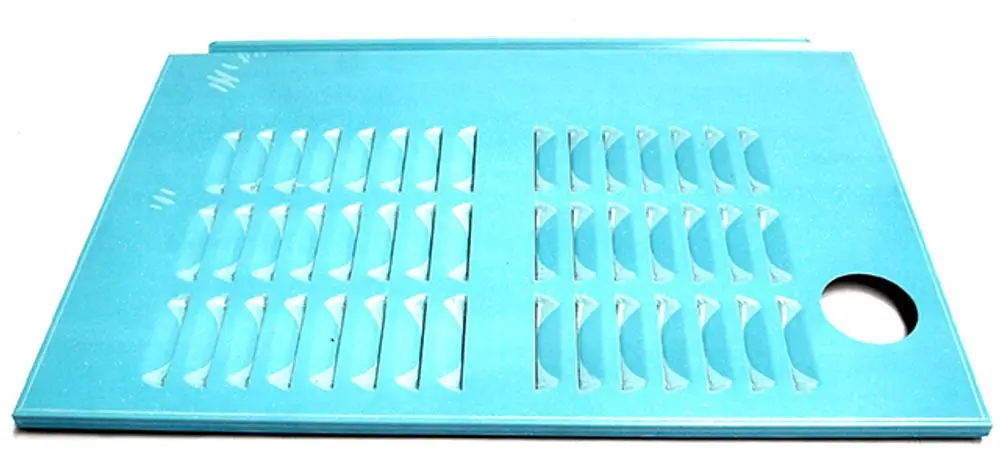 Daikin Platte in Blau mit mehreren länglichen Ausschnitten und einer runden Öffnung, geeignet für den Einsatz als Abdeckung oder Zwischenplatte.